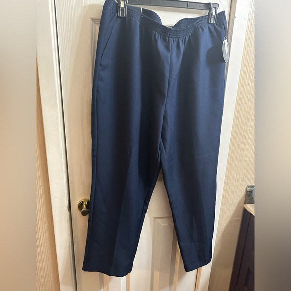 Brand new pants - Picture 2 of 2